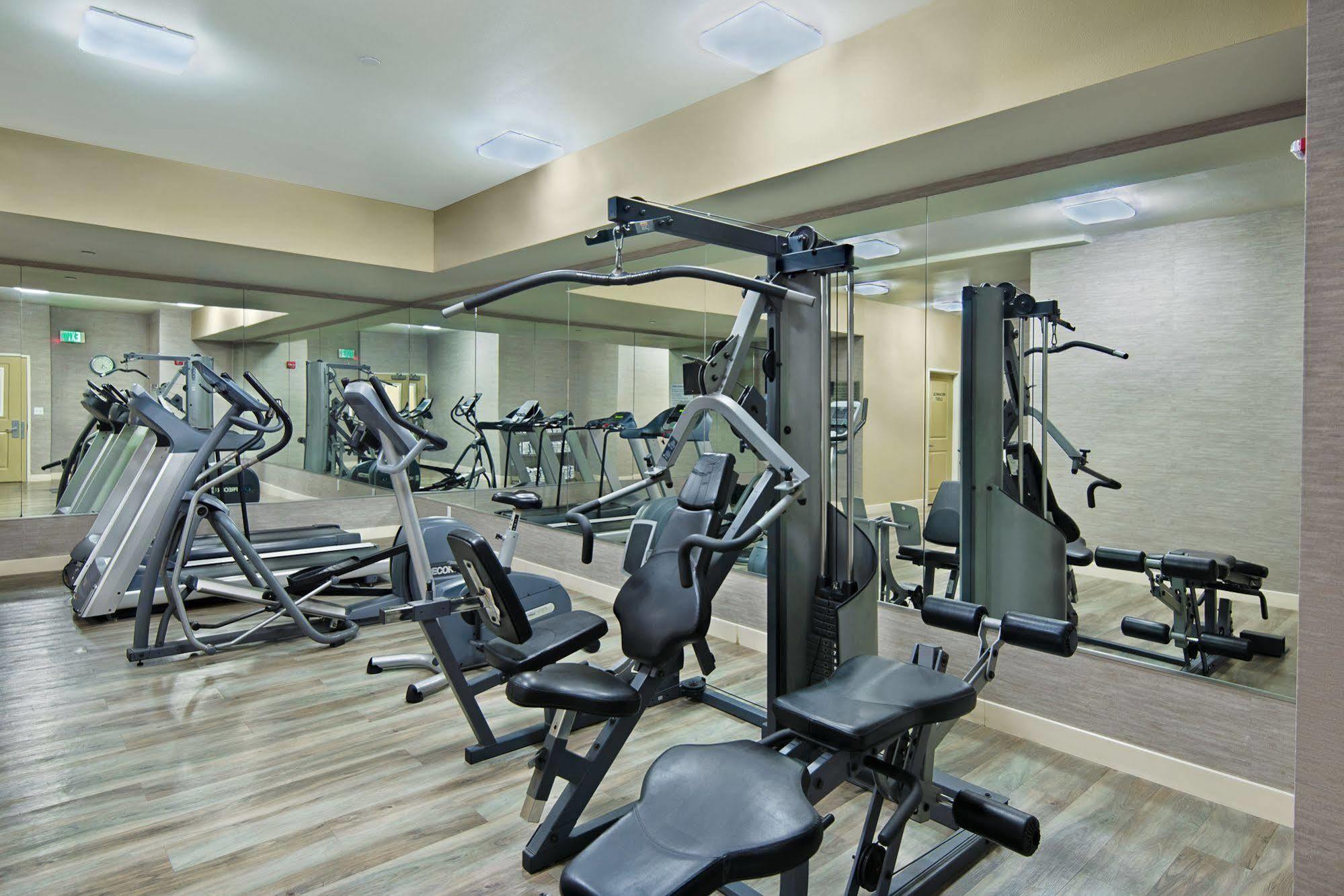 Oxford Suites Силвердейл Экстерьер фото